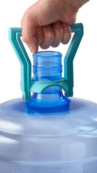 Folding handle for carrying HotFrost bottles